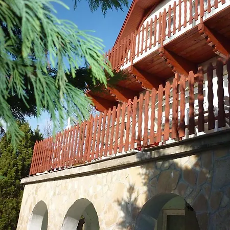 Kriszta Apartmanhaz * Балатонлелле