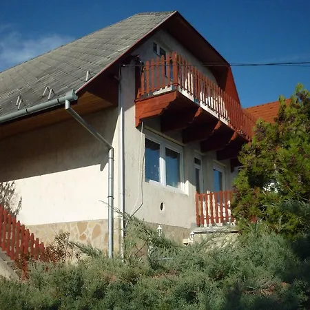 Kriszta Apartmanhaz * Балатонлелле