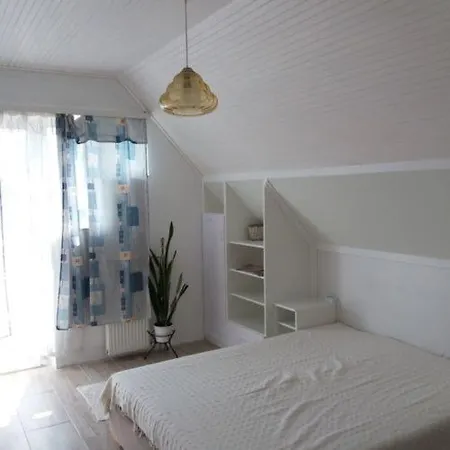 Kriszta Apartmanhaz Балатонлелле